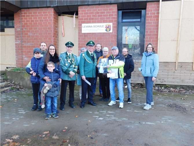 Erfreut und dankbar nahmen Vertreter des Schulelternbeirates und des Vorstandes des Förderkreises der Levana-Schule die großzügige Spende von Gabi und Hans-Christian Lummer, dem amtierenden Bundesschützenkönigspaar, entgegen. Foto: privat