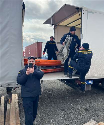 Erfreut und dankbar packten die ukrainischen Helfer beim Abladen der Güter mit an.