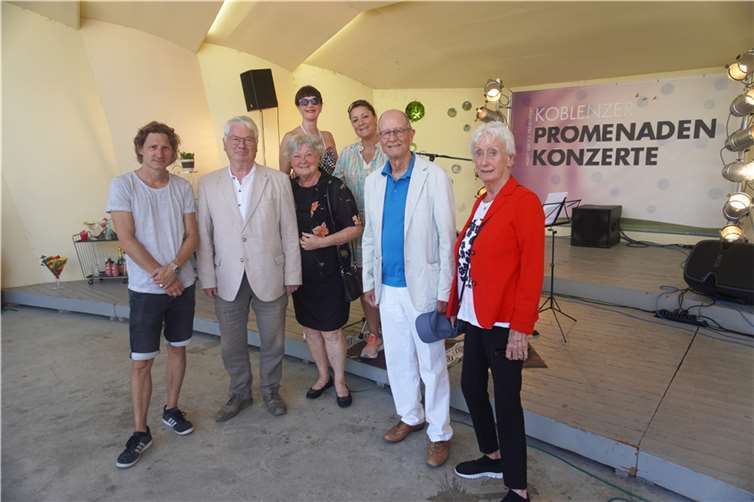 Erfreut und glücklich über den großen Zuspruch des Promenadenkonzerts in den Rheinanlagen mit dem Programm speziell für Koblenzer Seniorinnen und Senioren sind Organisatoren, Sponsoren und Förderer (v.li.): Volker Cornet (Koblenz Music Live e.V.), Prof. Dr. Heinz-Günther Borck (Vorsitzender des Seniorenbeirats), Ursula Bäumges (Vorsitzende Förderverein Rheinanlagen e.V), Alexandra Brinke (Idee und Bühnenbild), Minka Bäumges (Koordinatorin Koblenzer Bündnis für Famile), Edgar Kühlenthal (stellvertr. Vorsitzender Seniorenbeirat ), Monika Artz (stellvertr. Vorsitzende Seniorenbeirat), Foto: Rüdiger Brennig