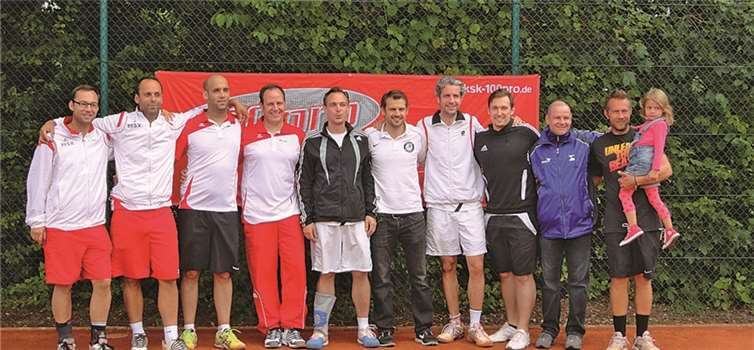 Erfreute Gesichte bei den Herren des Wachtberger TC, nach ihrem Sieg stehen sie im Halbfinale des TVM-Cup‘s. privat
