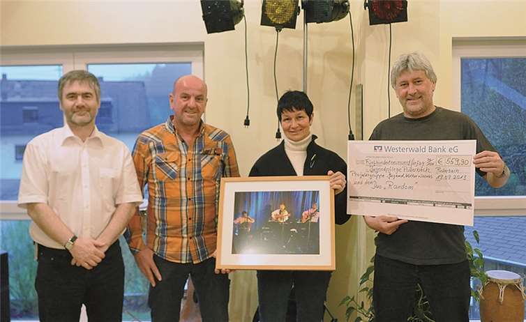 Erfreute Gesichter bei der Spendenübergabe.privat