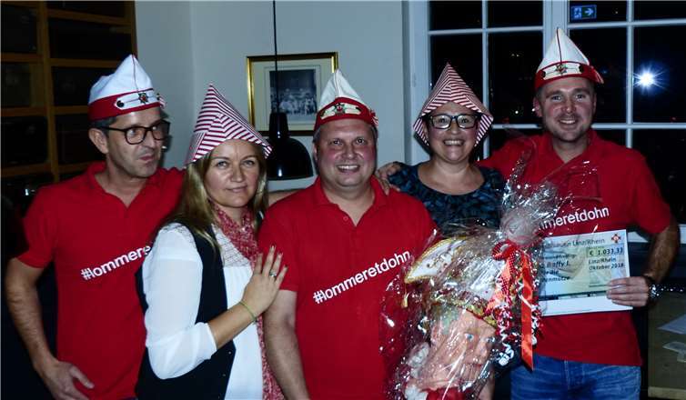 Erfreute Minen bei der Prinzenmützenübergabe, von links: Shelly (Ralf Scheidt), Nathalie Paffhausen, Prinz Baffy I. (Thomas Baars), Susanne Degen, Franky (Frank Keller). privat