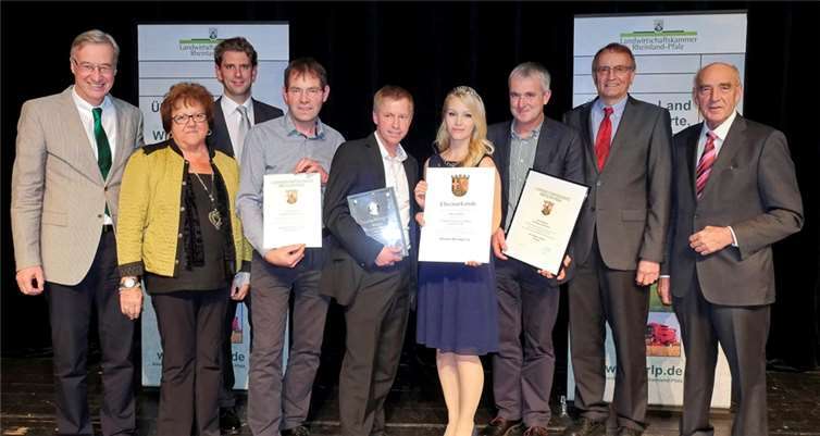 Erfreute Sieger (v.l.): Dr. Thomas Griese, Gisela Bertram, Dr. Marlon Bröhr, Weingut Albert Lambrich, Georg Scheidgen, Weingut Scheidgen, Weinkönigin Mittelrhein Sarah Hulten, Weingut Jens Didinger, Rainer Kaul, Norbert Schindler.privat