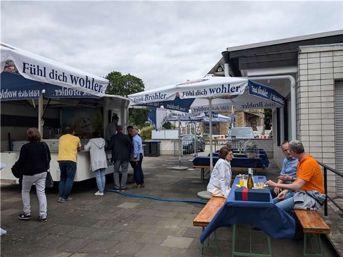 Erfrischungen für Besucher gab es im Hof.