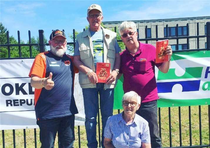 Erfüllten Adi Ohligschläger (M.) mit der Reise ins tschechische Jicínseinen größten Wunsch zum 80. Geburtstag: Sein Rennsportzögling Hans-Jürgen Rothbrust (li.),Mayens Bürgermeister und Familienfreund Rolf Schumacher sowie Ehefrau Anita (sitzend).Fotos: privat