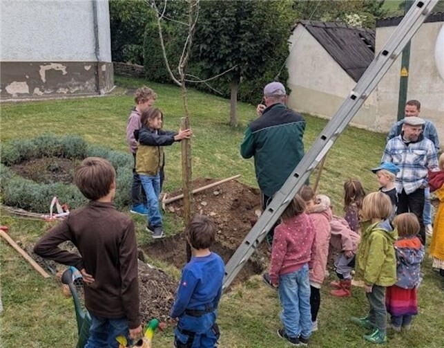 Ergänzt wurde das Programm durch die Pflanzung eines Apfelbaums.  Foto:privat