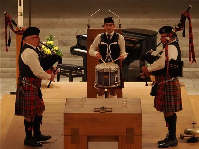 Ergänzt wurde der Liederabend durch die instrumentalen Beiträge der „Pipes & Drums“, einer Gruppe von Highlander Bagpipes.