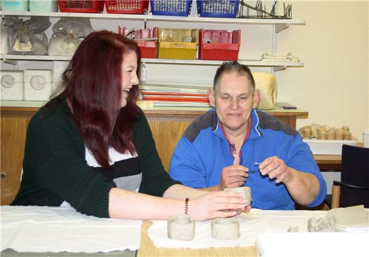 Ergotherapie-Schülerin Milena Schmitz arbeitet mit einem Bewohner im Ton-Werkraum der Tagesförderstätte in Kloster Ebernach.Foto: privat