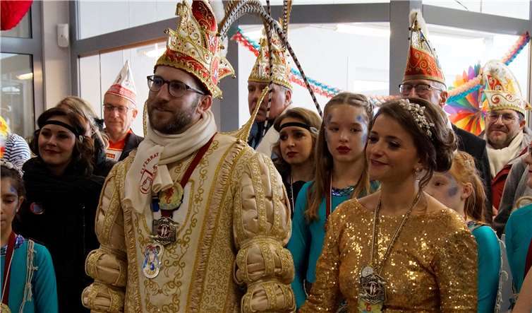 Ergriffen lauscht das große Prinzenpaar den Bürgermeistern.