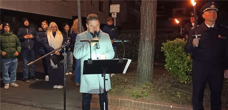 Ergriffen liest Bürgermeister Holger Jung aus dem Brief vor, den das Ehepaar Bier kurz vor der Deportation an seine Kinder im australischen Exil verfasst hatte.Foto: Stadt Meckenheim