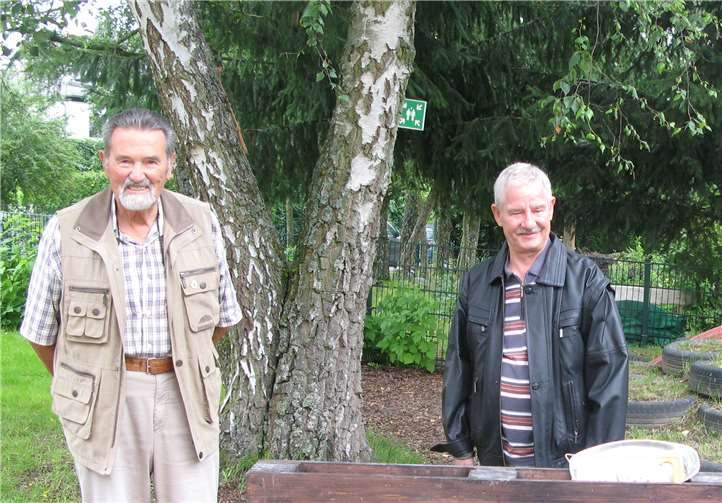 Erhard Schäfer und Wilfried Remy vom Vorstand der Günter-Schwebsch-Stiftung beobachten gemeinsam mit Sigrid Erdmann das Spiel der Kinder. Auf dem Bild fehlen Jutta Hartmann vom Vorstand der Günther-Schwebsch Stiftung und Désirée Weiler. Foto: privat