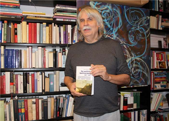 Erhard Wacker mit seinem neuesten Buch „Der weltliche Apollinarisberg“.  Foto:HG