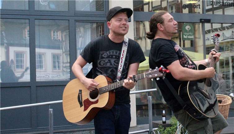 Erheblich mehr als „2 Minuten 30 Poesie“bot das Duo „King’s Tonic“ den zahlreichen Gästen .