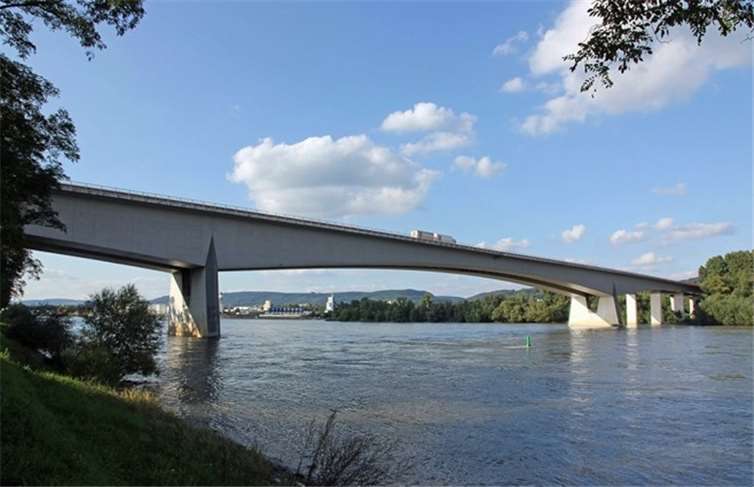 Erhebliche Mängel wurden an der Rheinbrücke festgestellt.