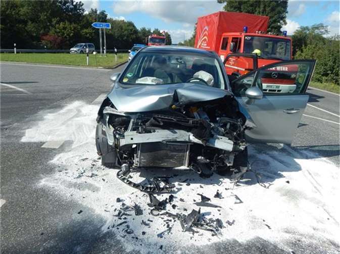 Erheblicher Sachschaden entstand bei dem Unfall auf der B256. Foto: Polizei Andernach
