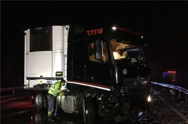 Erheblicher Sachschaden entstand bei der Kollision des LKW mit der Leitplanke.