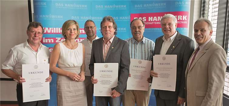 Erhielten aus den Händen von Julia Klöckner und Kurt Krautscheid (r.) ihre Auszeichnungen: Die Goldene Ehrennadel bekamen (v.l.) Reiner Göbel (mit Brillant), Michael Bocklet, Wolfgang Sehnem, Paul Neiß und Christoph Hansen.P!ELmedia