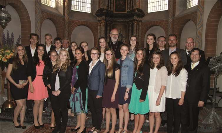 Erhielten das Sakrament der Firmung: 19 junge Katholiken aus dem Seelsorgebereich Unkel, hier mit ihren Katecheten und dem Kölner Weihbischof Ansgar Puff. privat