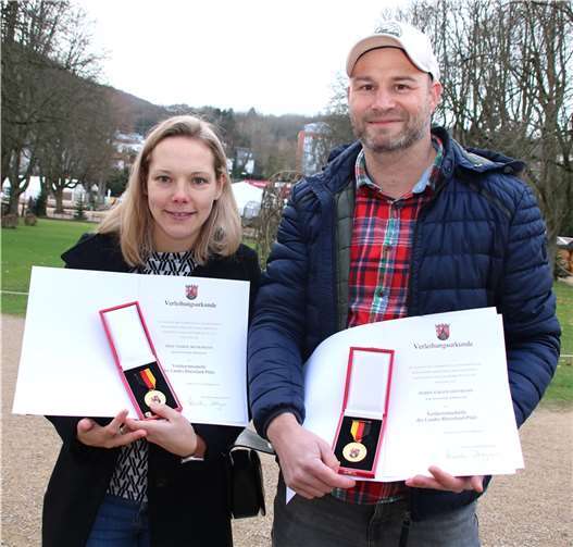 Erhielten die Verdienstmedaille des Landes Rheinland-Pfalz für ihren ehrenamtlichen Einsatz zur Schaffung von Spielmöglichkeiten für Kinder und Jugendliche nach der Ahrflut: Nadine Wenigmann und Jürgen Hoffmann.  Foto: privat