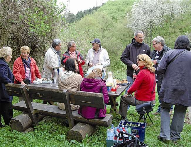 Erholsame Pause neben der Lammertal-Kapelle vor dem langen Fußweg nach Bad Breisig: Vorstand und Spitzen der KG. FA
