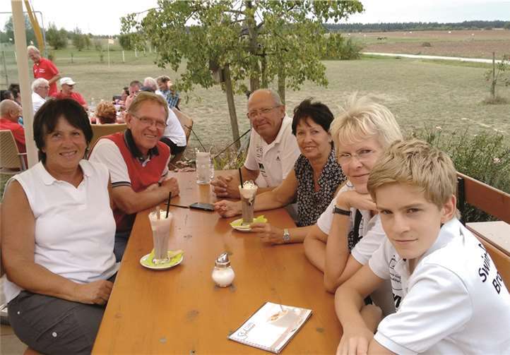 Erholten sich nach dem anstrengenden Spieltag in Horbach: Monika Fachinger, Helmut Barth, Ulrich Fachinger, Ingrid Barth, Martina Bley und Daniel Bley.privat
