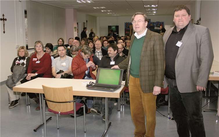 Eric Fier, Einrichtungsleiter von Kloster Ebernach, und Referent Dr. Diethard Heimann während des Vortrags „Umgang mit Stress aus medizinischer Sicht“ im Jakobus-Wirth-Saal in Kloster Ebernach. privat
