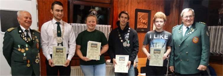 Eric Mersinger (4.v.l.) ist der neue Bezirksjugendkönig . Privat