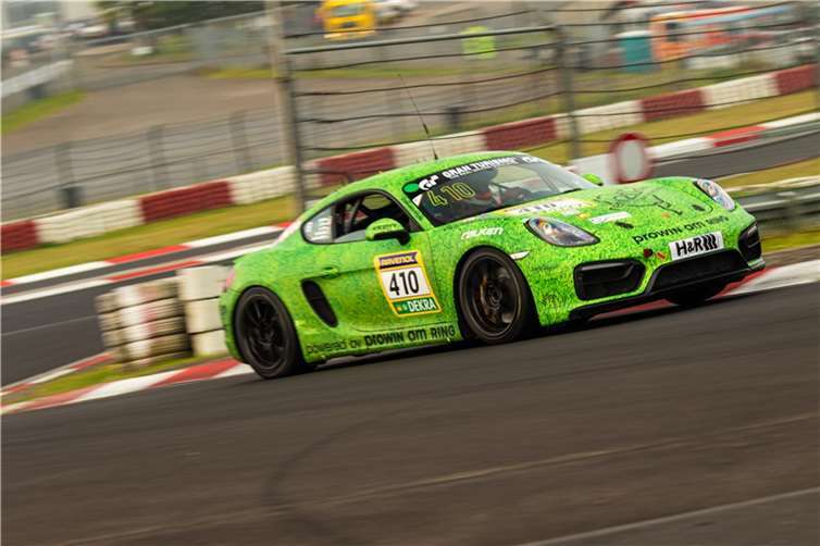 Eric Ullström biegt im Porsche Cayman GTS auf die Nordschleife ein.  Fotos: Andreas Krein