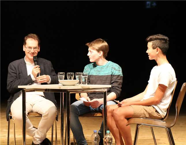 Eric Uphoff und Wyn Schulte (Kl 9) konnten dem Pianisten Dénes Várjon Fragen stellen. Privat