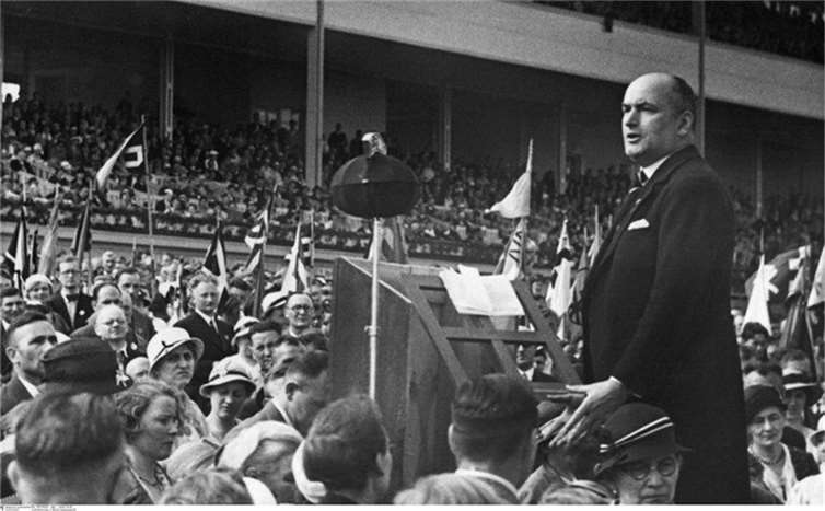 Erich Klausener sechs Tage vor seiner Ermordung als Redner der Katholischen Aktion im Berliner Hoppegarten. Foto: Bundesarchiv