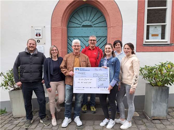 Erich Krämer, Bürgermeisterkandidat und Vertreter von Pro-Münstermaifeld, überreicht einen Spendenscheck. Foto: privat