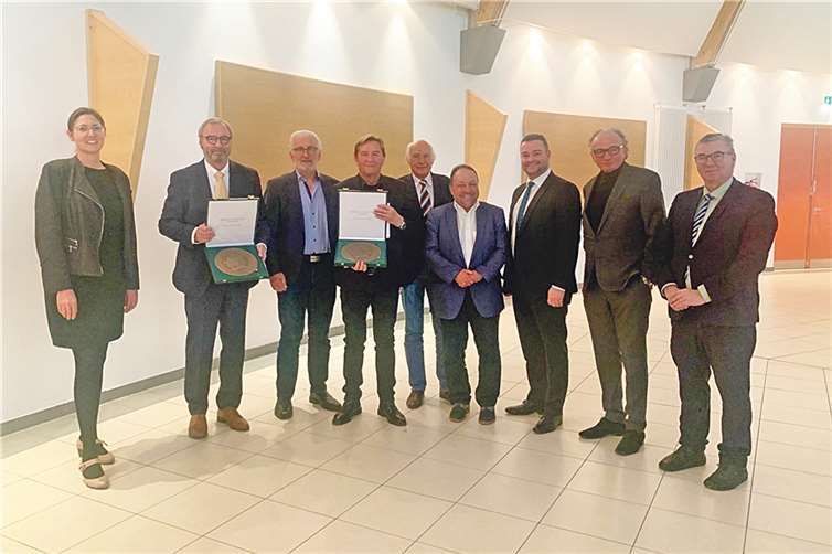 Erich Pung, ehemaliger Ortsbürgermeister von Kirchwald (Foto: 2.v.l.), Bruno Seibeld, ehemaliger Bürgermeister der Verbandsgemeinde Rhein-Mosel (3.v.l.), und Egon Schäfer (4.v.l.), Mitglied im Stadtrat Andernach, nahmen die Auszeichnung aus den Händen von Innenminister Roger Lewentz entgegen. Foto: privat