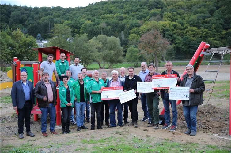 Erich Radermacher übergab die Schecks an die Bürgermeister der Ortsgemeinden Müsch, Antweiler, Fuchshofen, Schuld, Insul und Dümpelfeld. Foto: Werner Dreschers, Müsch