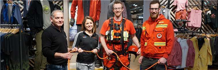 Erich Schlich und Christina Schneider von Intersport Krumholz bei der Übergabe des Seiltechnik-Materials an Sebastian Sterr und Gerrit Janzen von der DLRG Neuwied (v.l.). Foto: privat