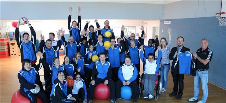 Erich Schlich vom Sporthaus Krumholz überreichte die neuen Trainingsanzüge. Foto: privat