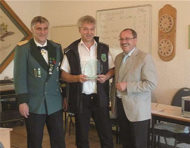 Erich Schmitt nimmt den Preis für die Münker Schützen entgegen.