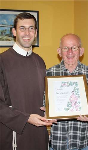 Erich Schramke mit seiner Dankesurkunde.privat