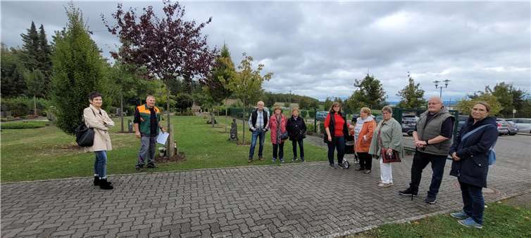 Erich Schwarz (2. Von links) führte die Teilnehmer über den Friedhof in Nickenich. Foto: Peter Holly/Förderverein