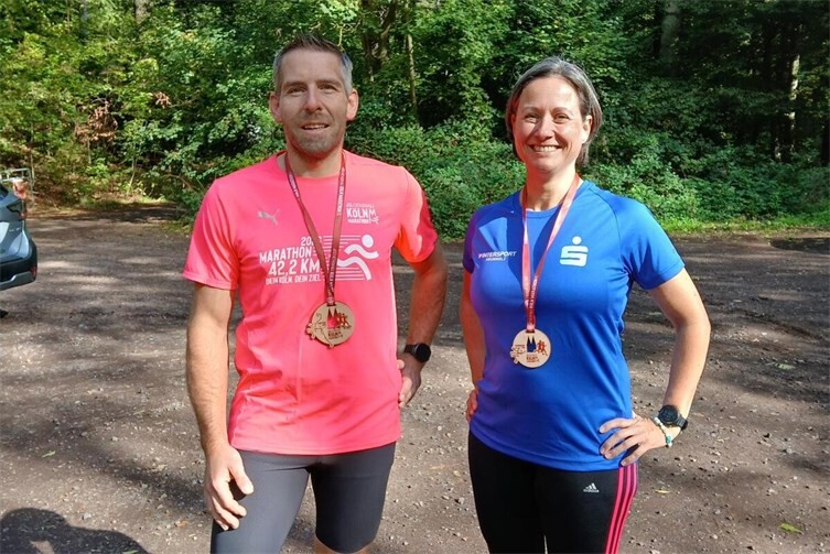 Erik Blum und Nicole Krystkowiak mit Finisher-Medaille nach ihrer erfolgreichen Teilnahme.