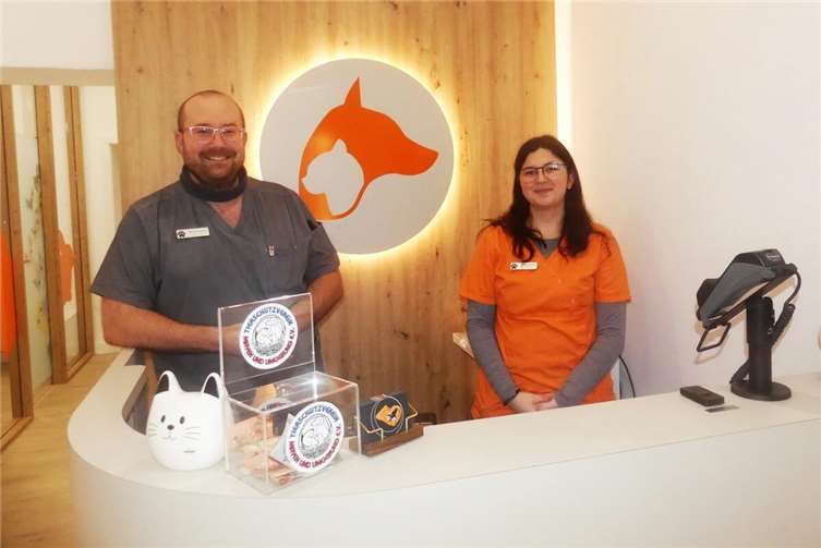 Erik Fischer und seine Fachangestellte Christina Müller betreuen und versorgen die Vierbeiner liebevoll. Fotos: TE