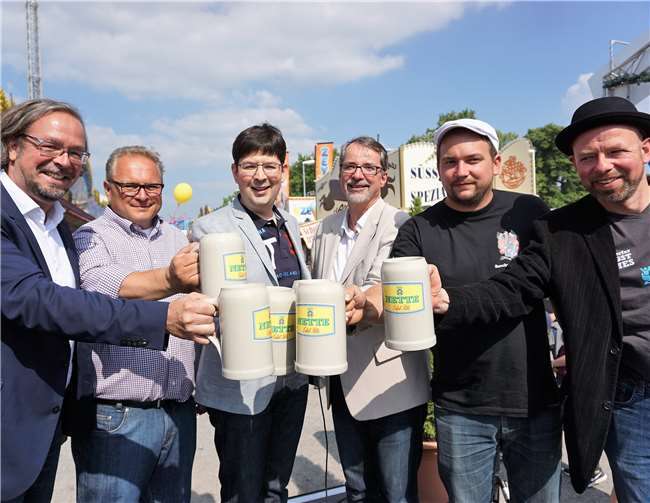 Erik Kamp, Schausteller Herbert Meyer, Moderator Sven Lefkowitz, Bürgermeister Michael Mang, Pfingstreiter David Jacoby und Marcus Preis (AG Pfingstkirmes) beim Fassanstich 2018. FF