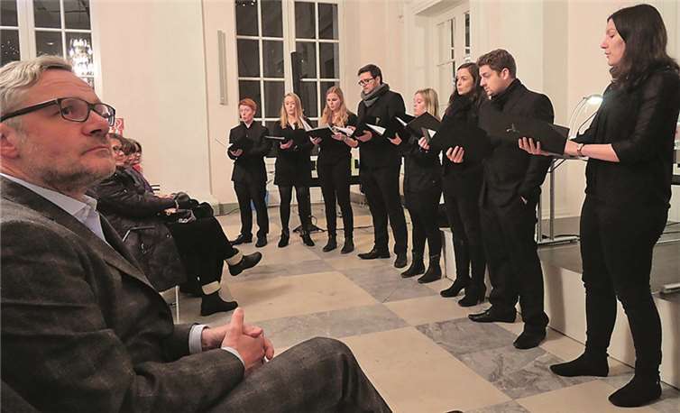 Erik Roßbander (l.) verfolgte den Vortrag des Chors. BSB