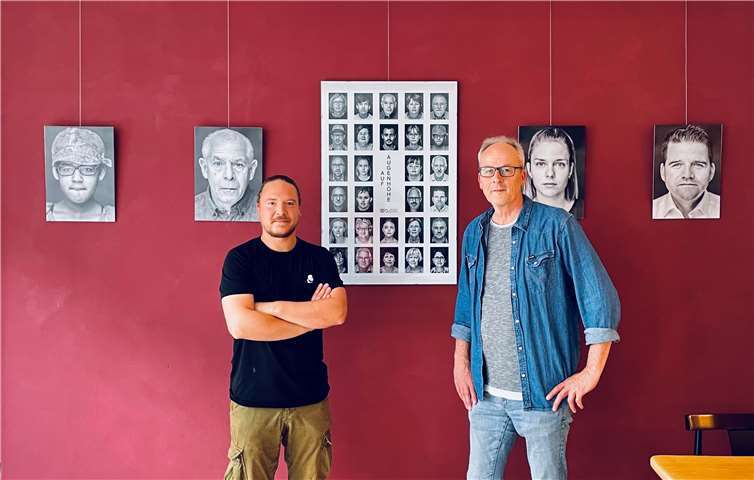 Erik Spilles, Fotograf (links), und Klaus Brouwers, Café sofa (rechts), bei den Vorbereitungen zur Ausstellung im Café sofa. Foto: privat