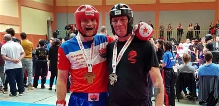 Erik Tiemann (r.) hatte gut lachen: In seiner ersten Zweikampfkonkurrenz belegte der Bad Breisiger den zweiten Platz seiner Altersklasse. privat