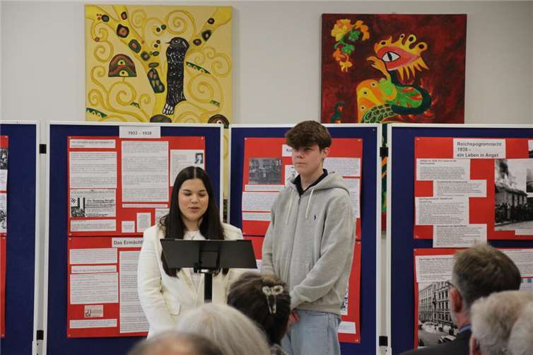 Erika Cano Manolache und Leon Weidung begrüßen die Gäste. Fotos: Realschule plus und FOS Untermosel