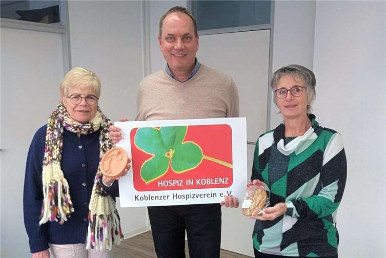 Erika Fincke (l.) und Claudia Castor-Ott (r.) übergaben Marcus Kneip, Presse- und Öffentlichkeitsarbeit Koblenzer Hospizverein e.V., die Spendensumme von 500 Euro sowie ein schmackhaftes Exemplar des bekannten Koblenzer Wahrzeichens. Foto: Sandra Falk/Koblenzer Hospizverein e.V.