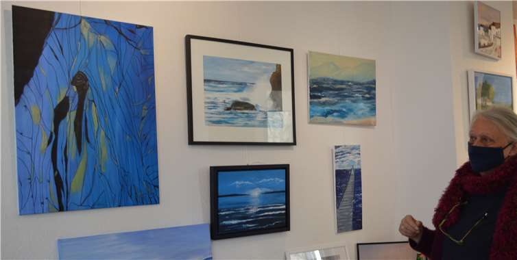 Erika Klassen zeigte im Kerma ihre gegenständlichen und abstrakten Werke.Fotos: AB