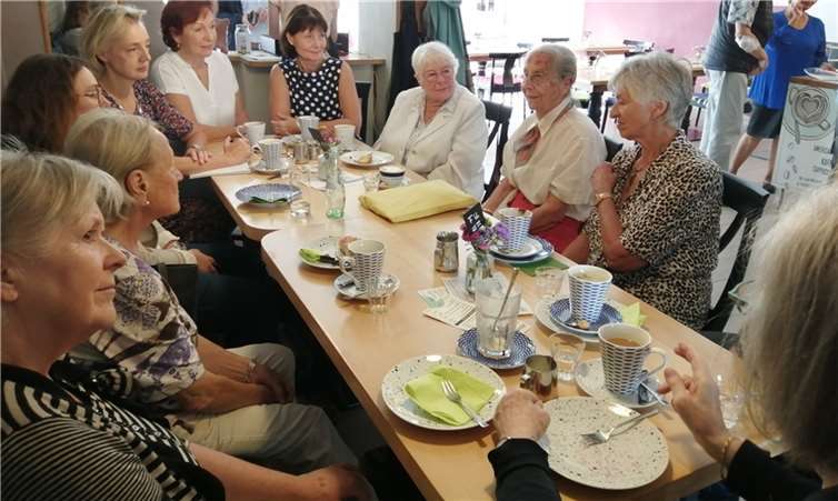 Erika Meyer zu Drewer (2.v.re.) erzählt auf Einladung der Frauen Union aus einem halben Jahrzehnt Meckenheimer und Merler Geschichte. Foto: privat