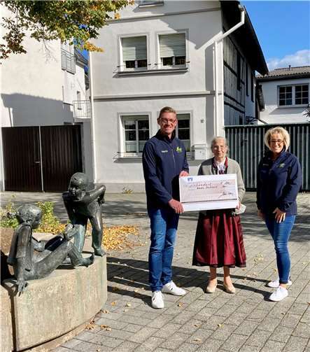 Erika Meyer zu Drewer (Mitte) freut sich über die Spende der Merler Dorfgemeinschaft.  Foto: privat