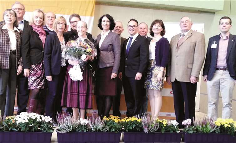 Erika Meyer zu Drewer erhält von der CDU Kreisvorsitzenden Elisabeth Winkelmeier-Becker die Konrad-Adenauer-Medaille im Kreis der Meckenheimer Deligierten.privat
